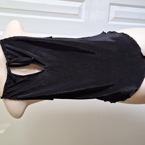 3/$20 Black Pleated Ruffle Hem Tank Top – Size Small - Picture 3 of 6